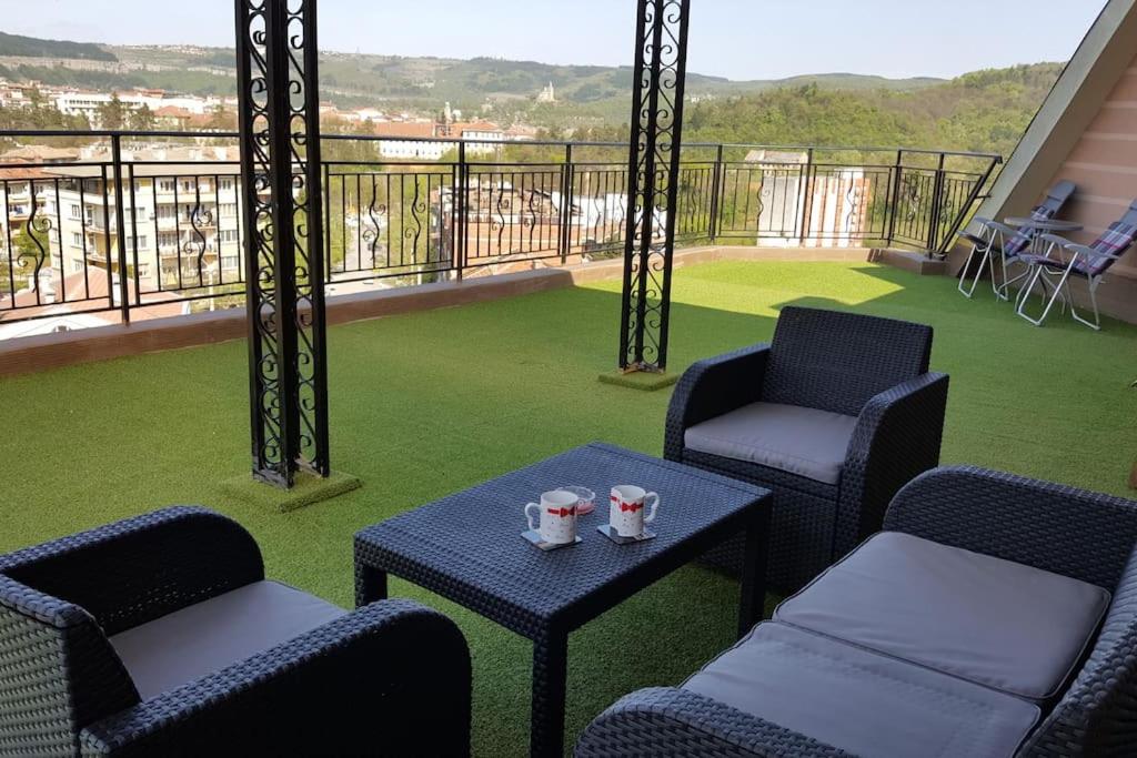UNIQUE Studio- Great Balcony and View! FREE PARKING!