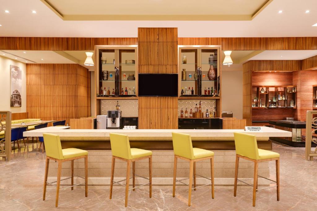 TV a/nebo společenská místnost v ubytování Lemon Tree Hotel, Sector 68, Sohna Road, Gurugram