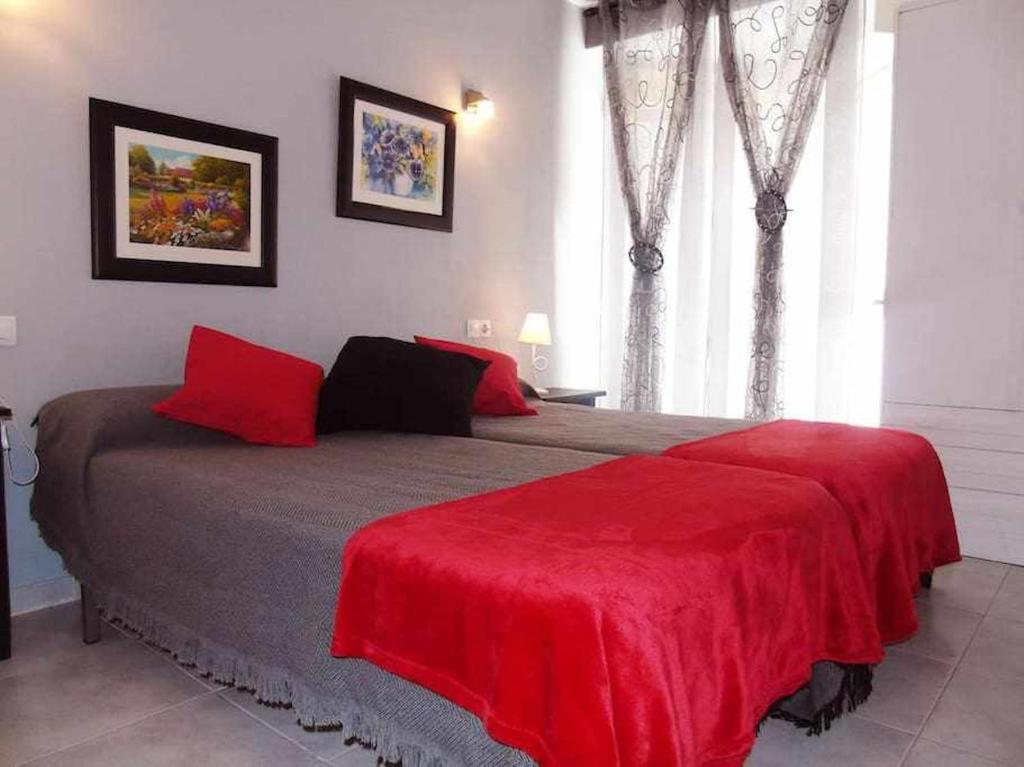 トレ・デル・マールにあるA&N Plaza Solのベッドルーム1室(赤毛布付きの大型ベッド1台付)