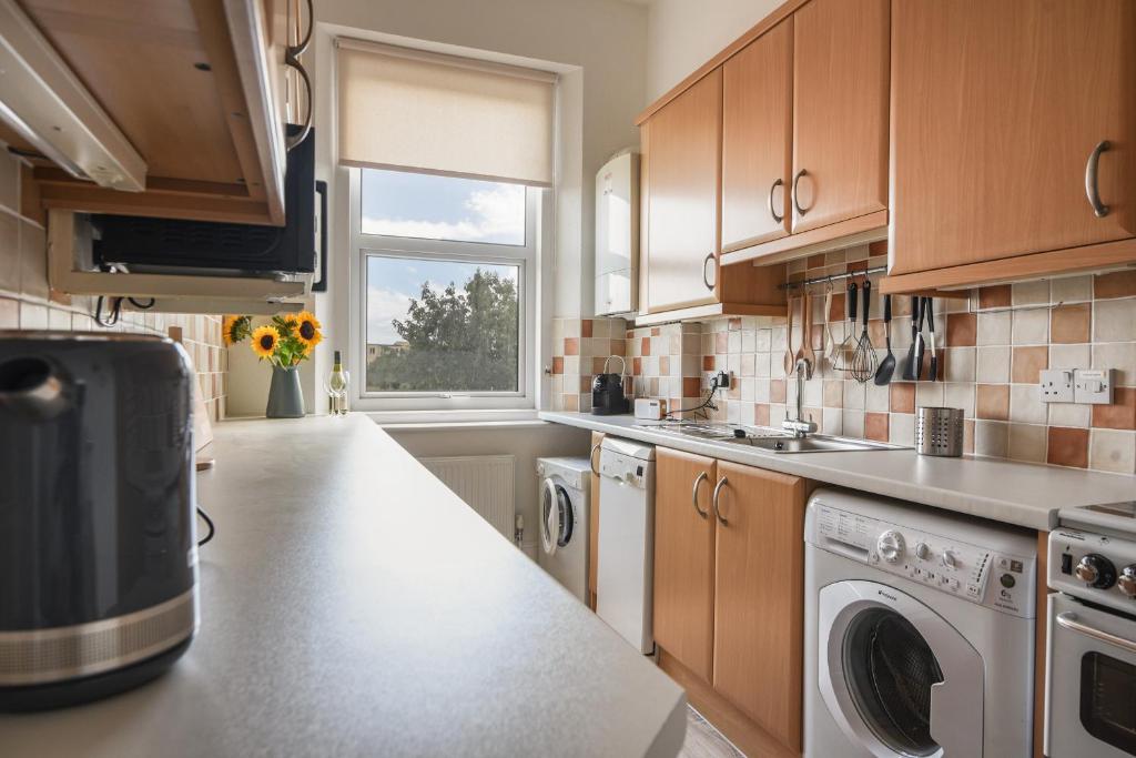 Kuchyň nebo kuchyňský kout v ubytování Flat 2, 10 Seafield Road