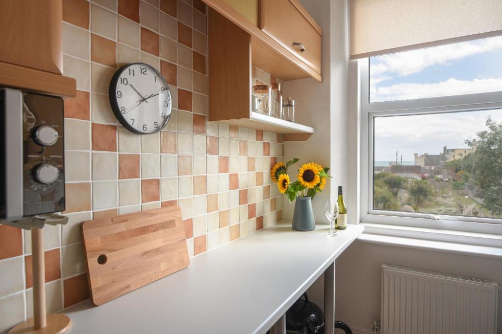 Kuchyň nebo kuchyňský kout v ubytování Flat 2, 10 Seafield Road