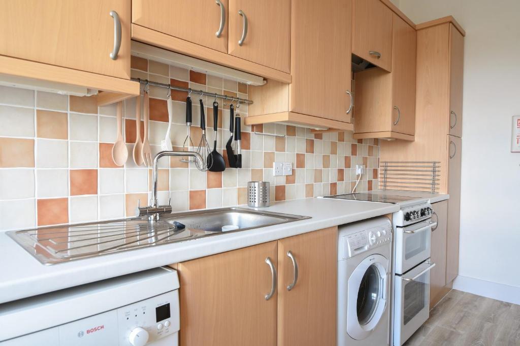 Kuchyň nebo kuchyňský kout v ubytování Flat 2, 10 Seafield Road