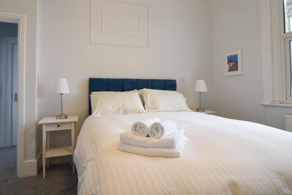 Postel nebo postele na pokoji v ubytování Flat 2, 10 Seafield Road