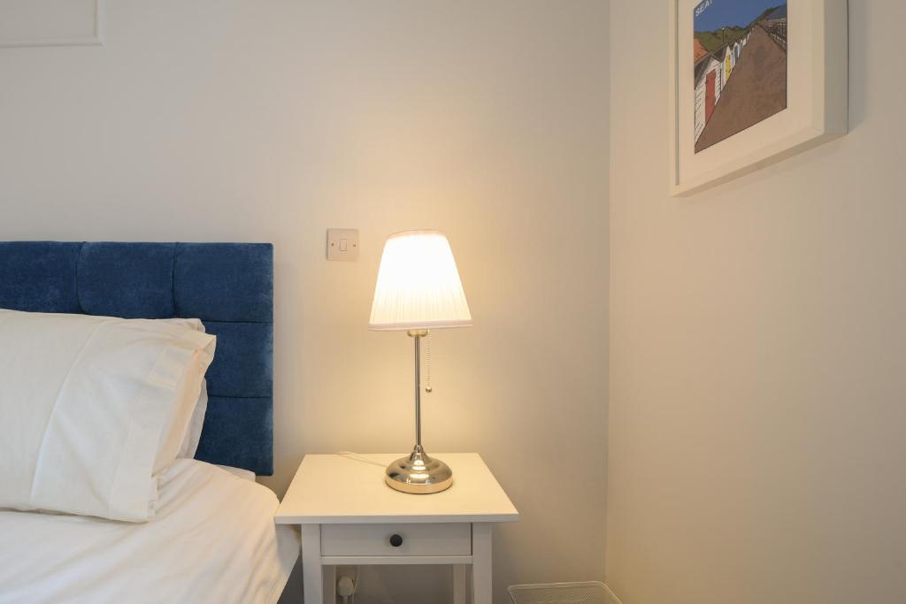 Postel nebo postele na pokoji v ubytování Flat 2, 10 Seafield Road