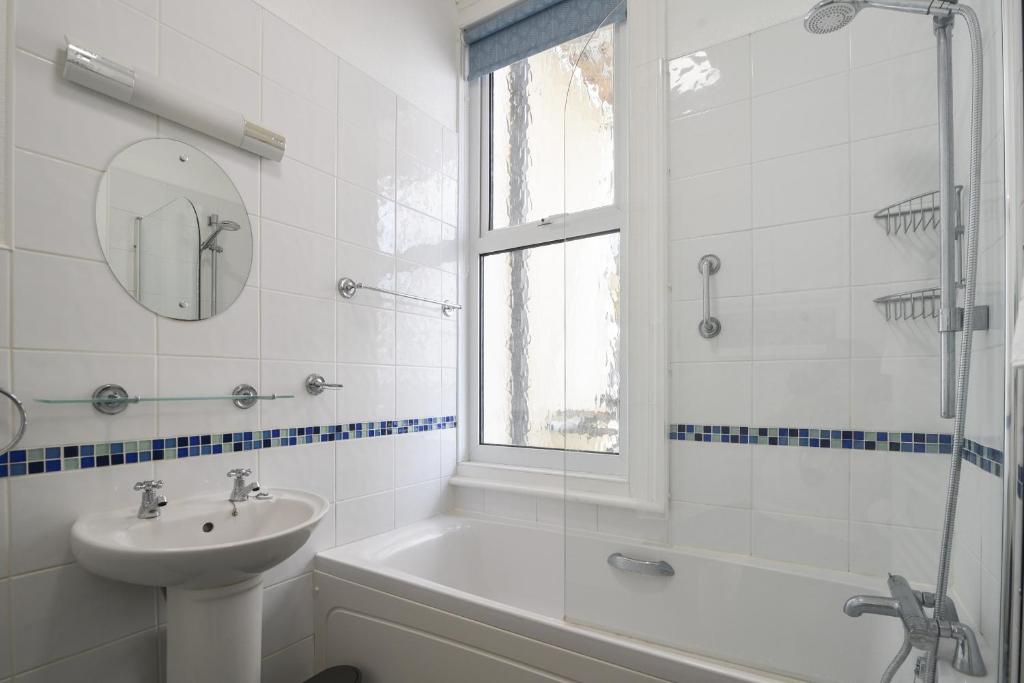Koupelna v ubytování Flat 2, 10 Seafield Road