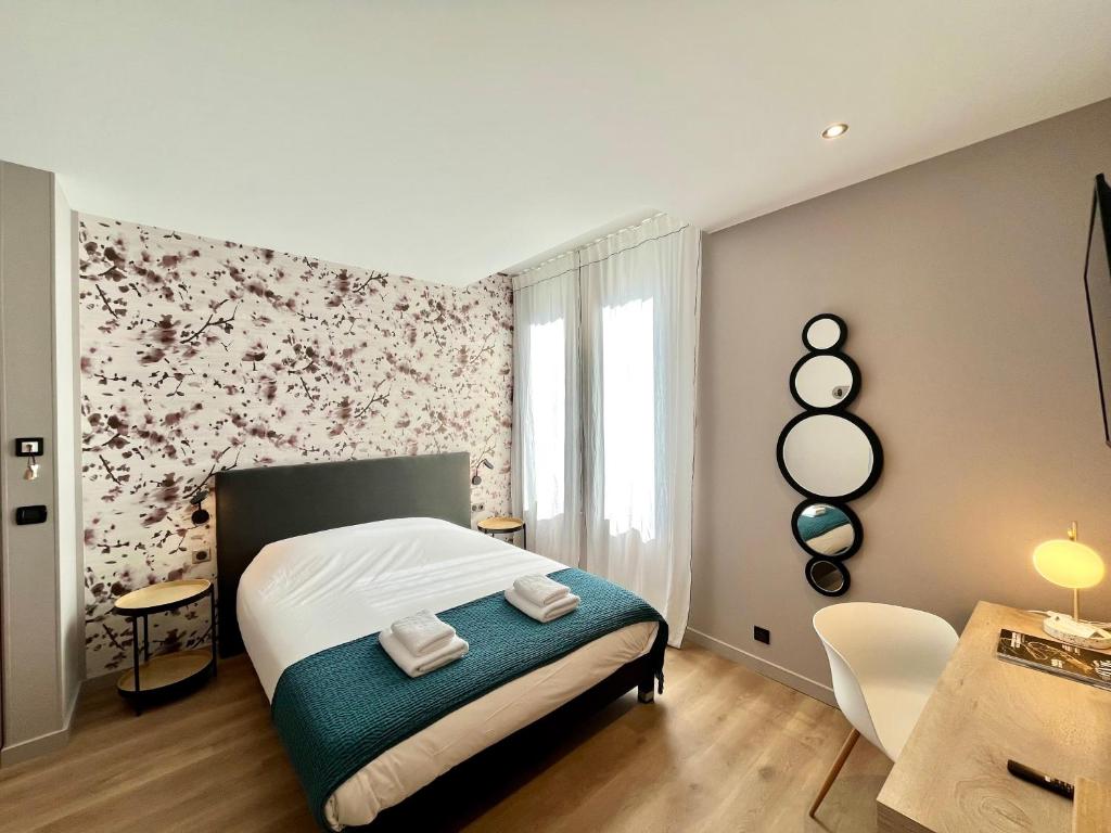 1 dormitorio con 1 cama con pared de flores en Le Five Tellier - Blossom en Reims