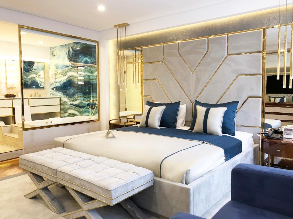 - une chambre avec un lit king-size et un banc dans l&#39;établissement Hotel Zurich Istanbul Old City, à Istanbul