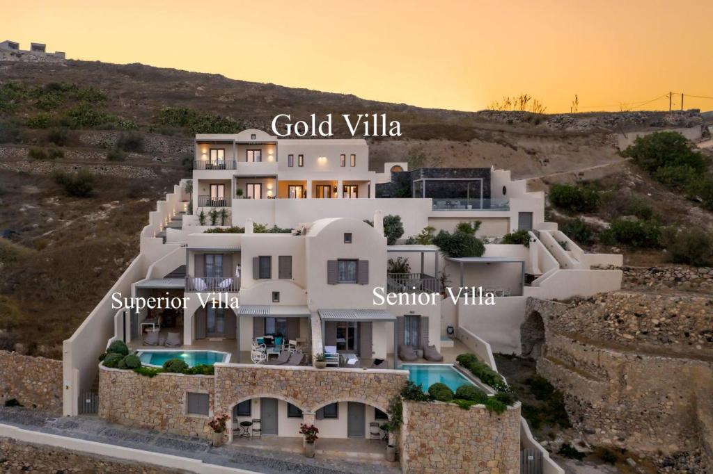 ariaal uitzicht op een villa in de zonsondergang bij Eolia Luxury Villas in Pirgos