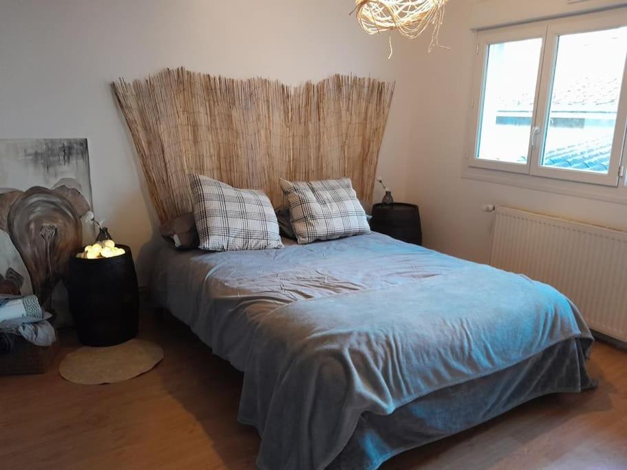 Postel nebo postele na pokoji v ubytování Charmant logement avec parking gratuit sur place