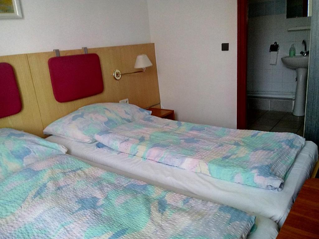 A bed or beds in a room at F 106 Vendégház
