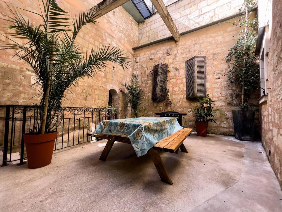 a wooden bench sitting in front of a building at Maison traditionnelle centre Montsoreau in Montsoreau