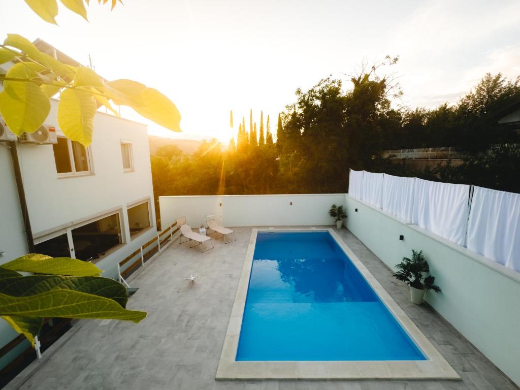 una piscina en la azotea de una casa en Villa Draga en Mostar