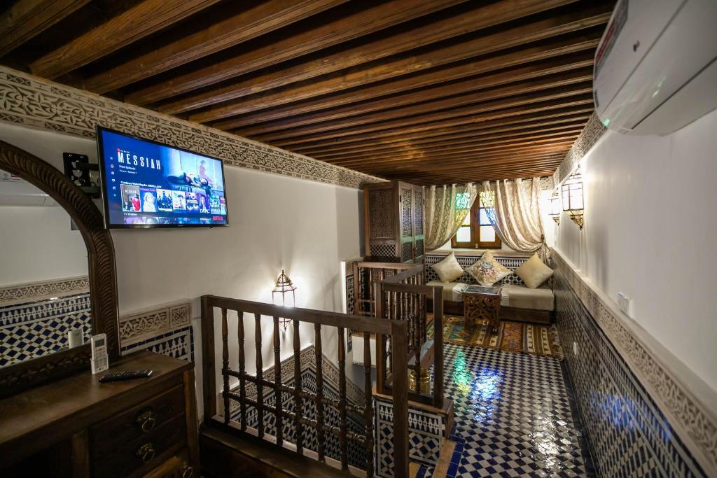 Una televisión o centro de entretenimiento en Riad Sidrat Fes