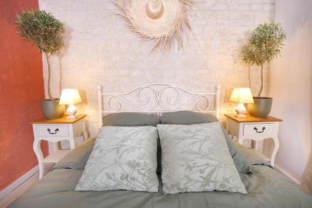 1 dormitorio con 1 cama con 2 mesitas de noche y 2 lámparas en Appartements Premium en Hyper Centre Ville, en Brignoles