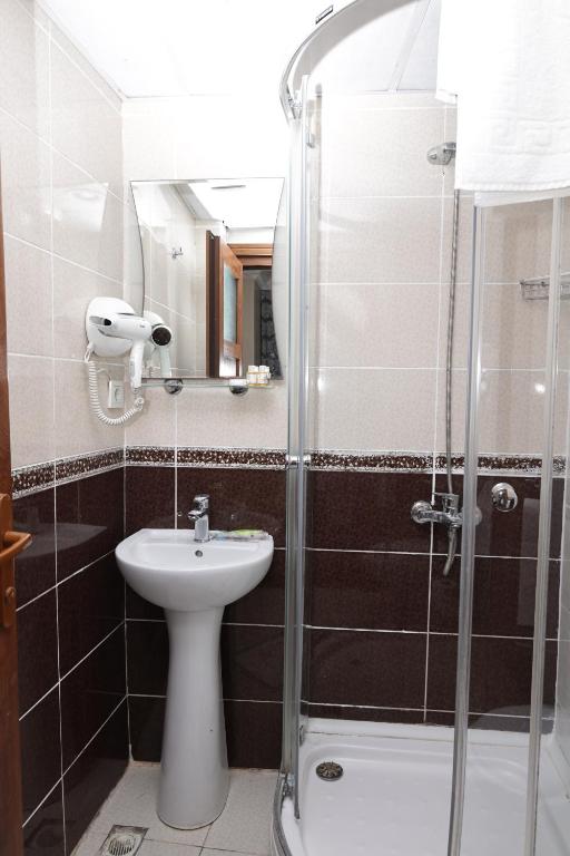 A bathroom at Nar Hotel