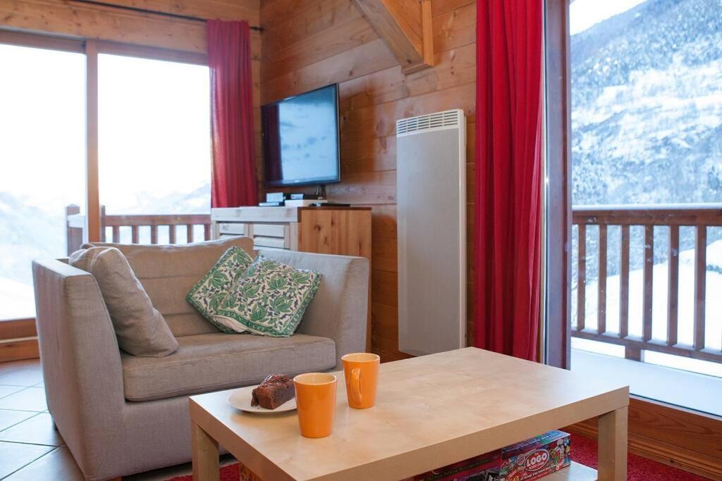 un salon avec un canapé et une table dans l'établissement La Croix - 3 bedroom apartment in Sainte Foy village, à Sainte-Foy-Tarentaise