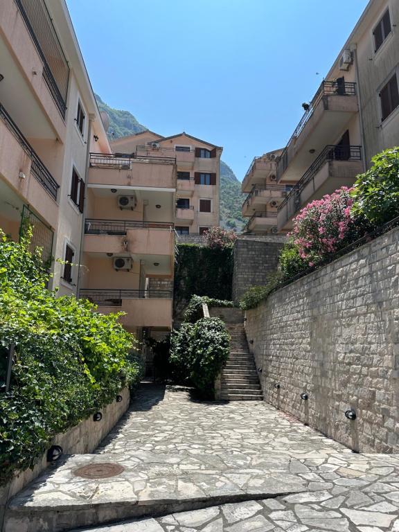 Το κτήριο όπου στεγάζεται  το διαμέρισμα