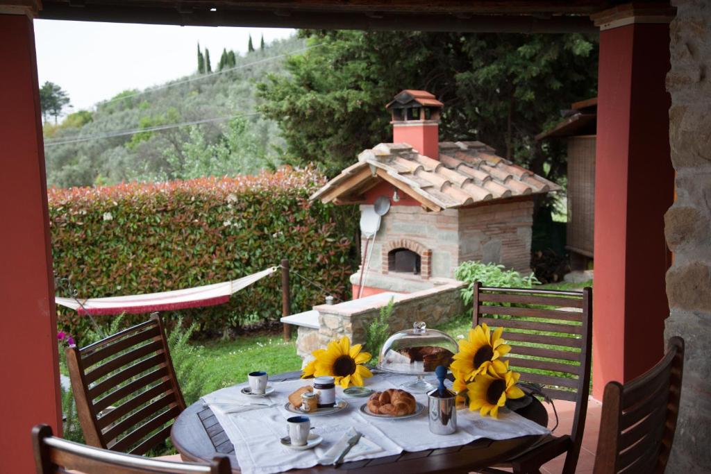 une table avec des tournesols au-dessus d'une table dans l'établissement Capitati...per caso, à Vinci