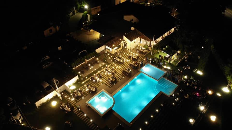 uma vista superior de uma piscina à noite em Antica Stazione em Chiaramonte Gulfi