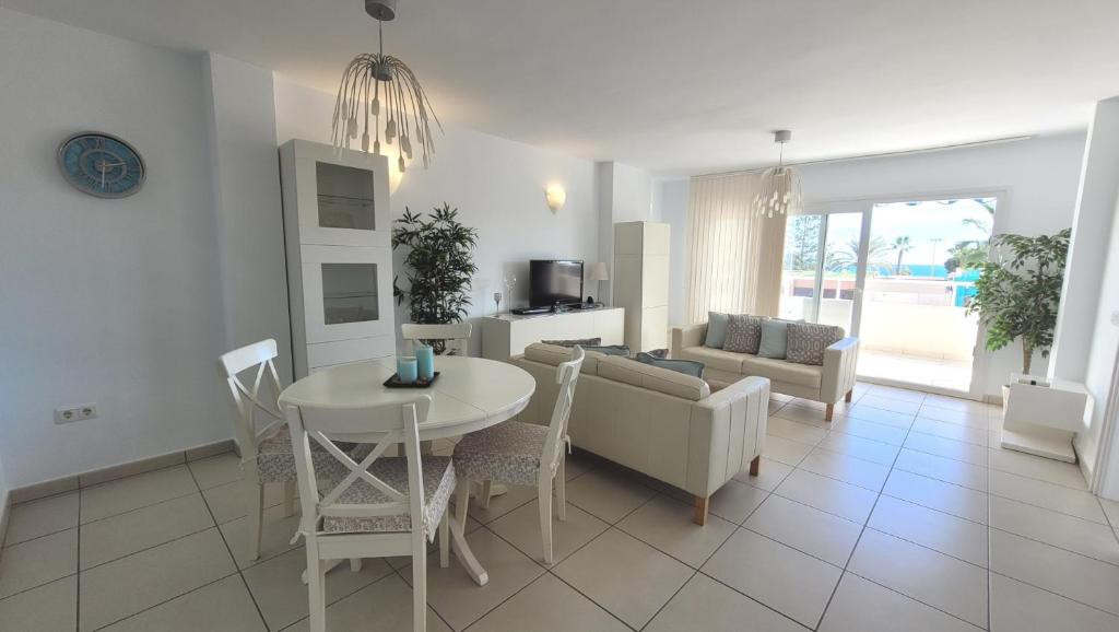 kuchnia i salon ze stołem i krzesłami w obiekcie A&N Ipanema 3 w mieście Torre del Mar