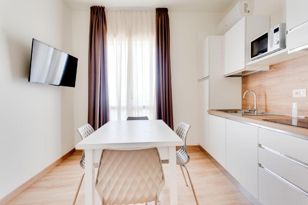 A kitchen or kitchenette at Hotel Schiller