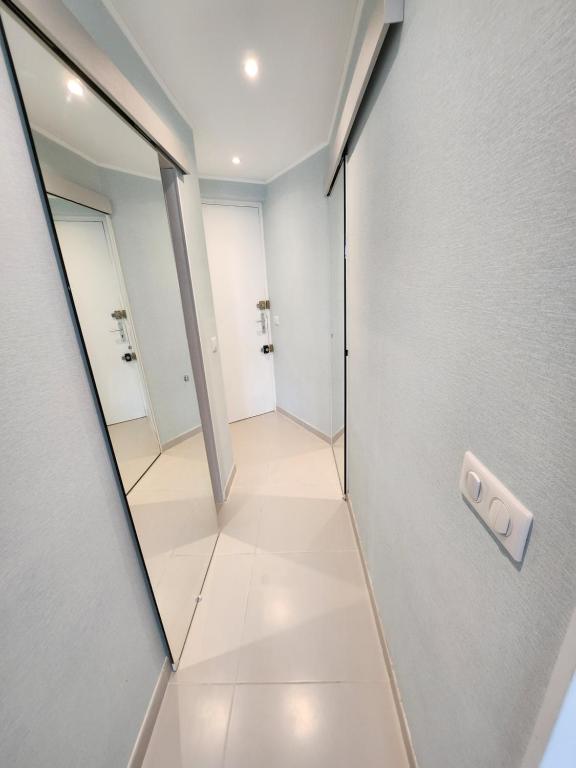 Mynd úr myndasafni af studio meuble climatise centre ville vue mer í Juan-les-Pins