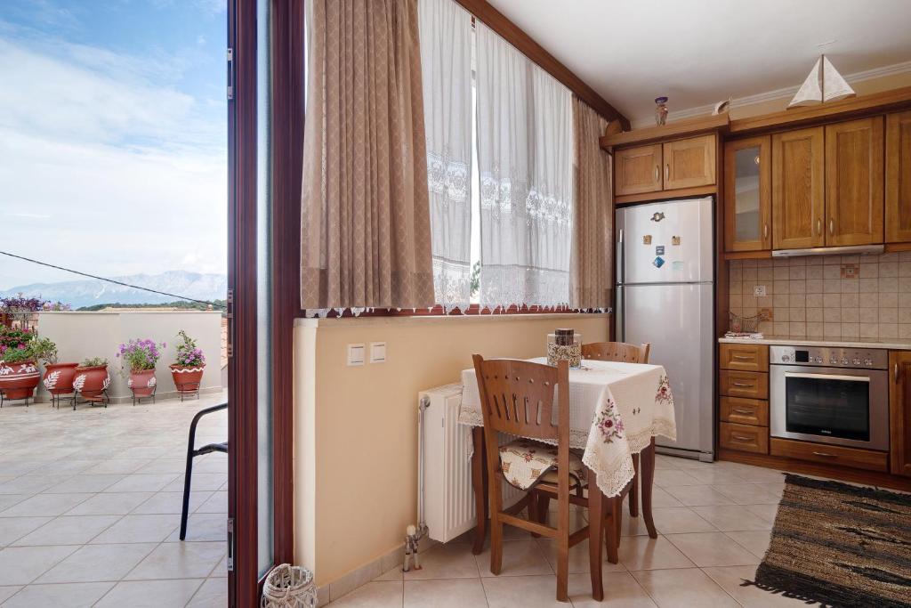Kuchyň nebo kuchyňský kout v ubytování Lakis Apartment