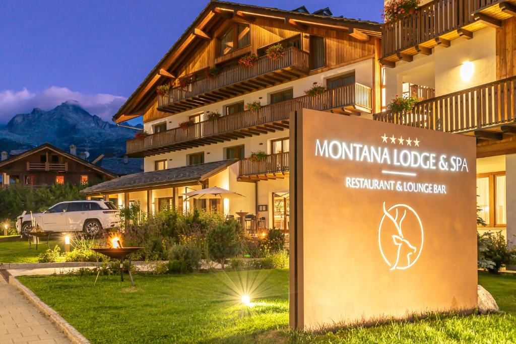 znak w trawie przed budynkiem w obiekcie Montana Lodge & Spa, by R Collection Hotels w mieście La Thuile