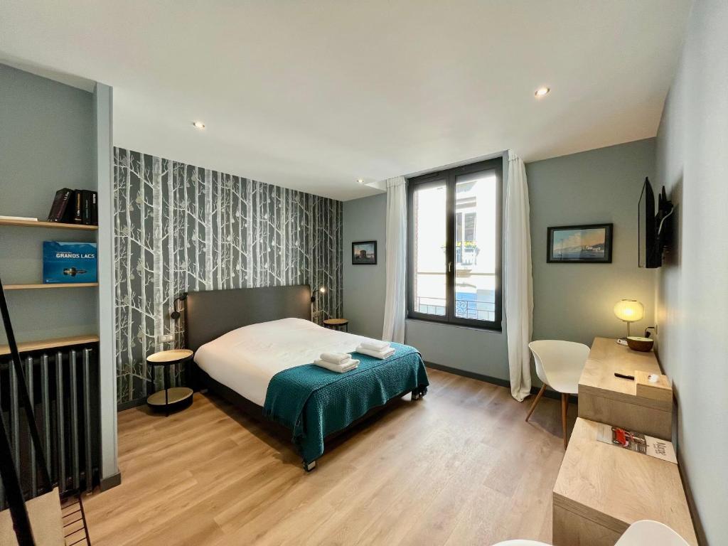 niewielka sypialnia z łóżkiem i oknem w obiekcie Le Five Tellier - Forest w mieście Reims