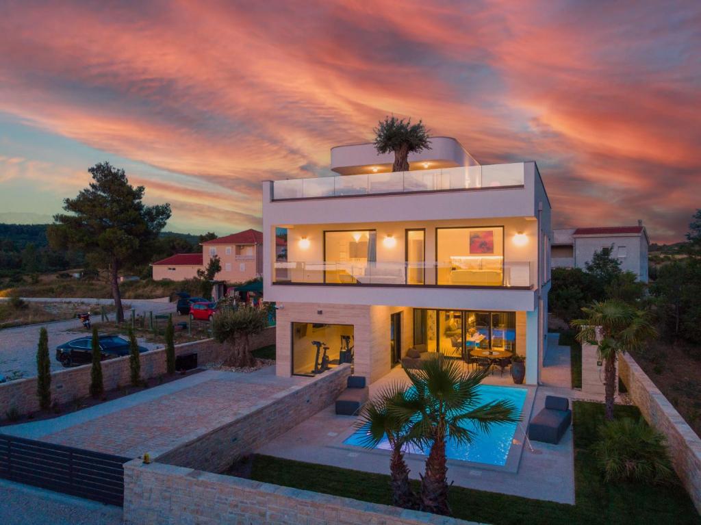 Villa Four Seasons Seaside B with heated pool and jacuzzi, Zadar