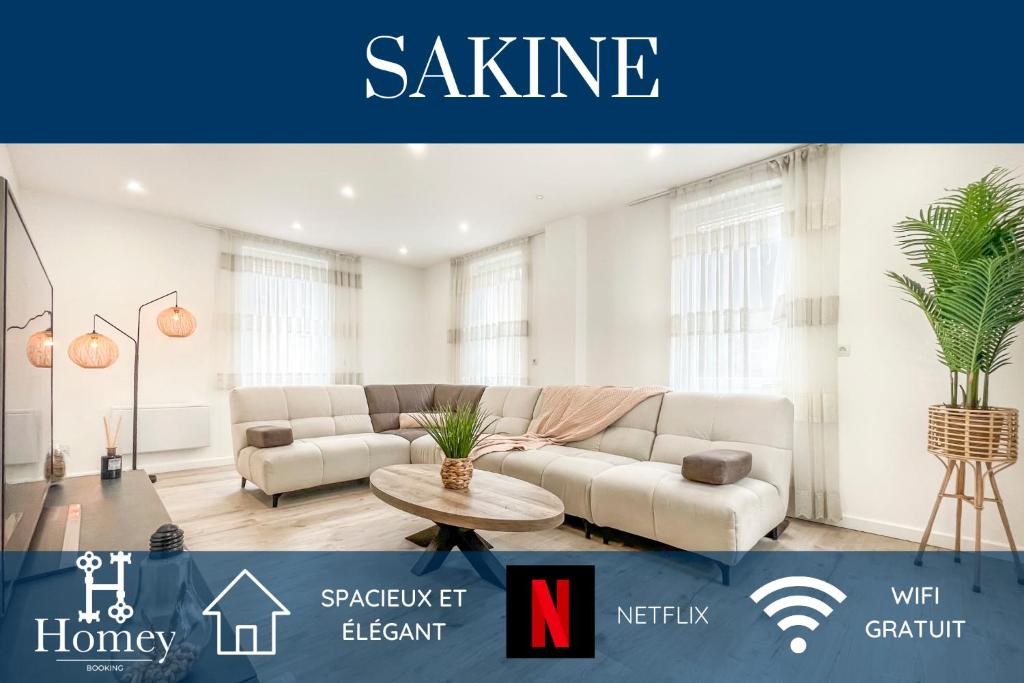 salon z kanapą i stołem w obiekcie HOMEY SAKINE- Proche centre- Netflix- Wifi w mieście Cluses