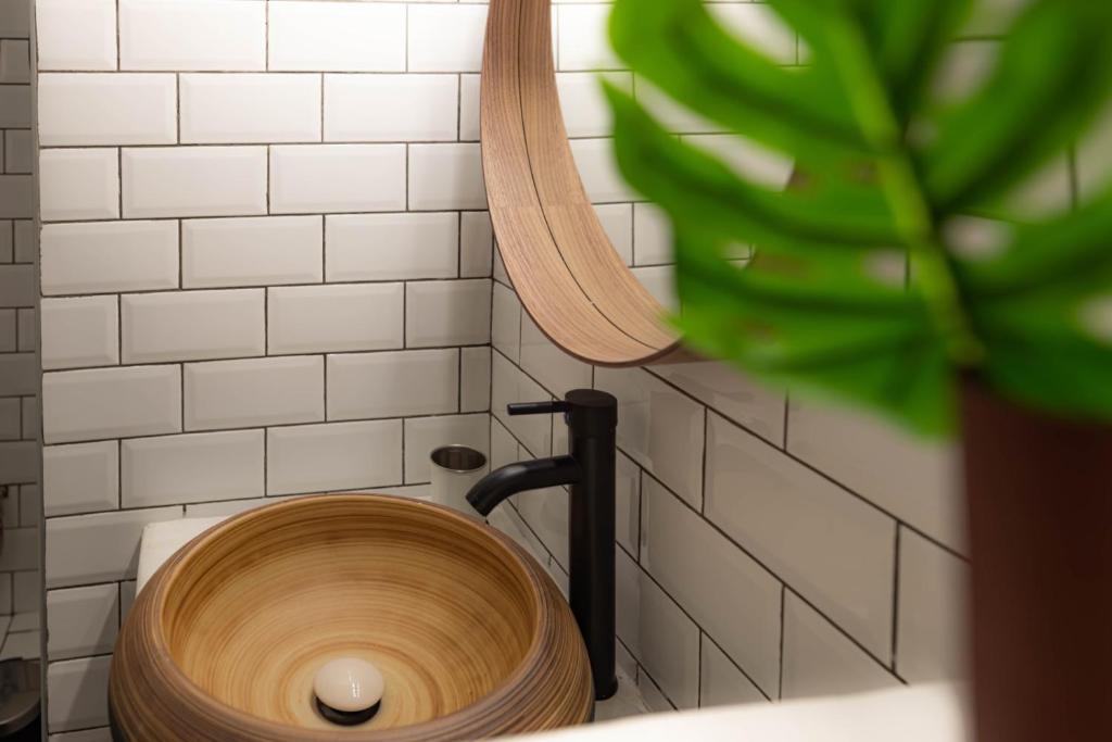 Ένα μπάνιο στο Neos_kosmos_house