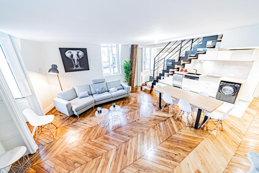 un salon avec un canapé et une table dans l'établissement Appartement Bellecour - Emplacement prime, à Lyon