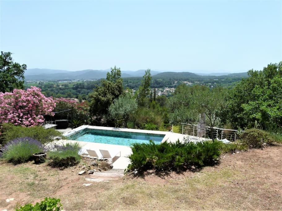 - une piscine au sommet d'une colline fleurie dans l'établissement Villa in Provence near the Golf of Saint-Tropez, à La Motte