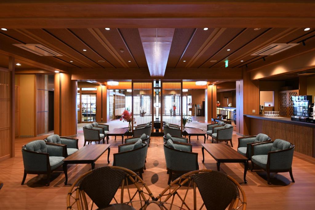 a lobby with tables and chairs and a bar at Kasuitei Ooya in Fujikawaguchiko