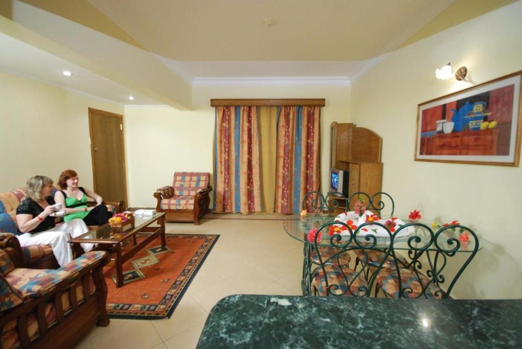 ein Wohnzimmer mit zwei Frauen auf Sofas in der Unterkunft شالية شرم الشيخ in Sharm El Sheikh