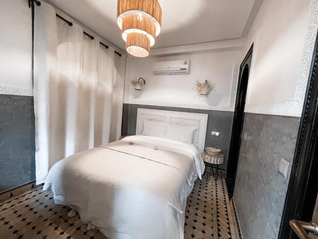 Postel nebo postele na pokoji v ubytování Riad Comme chez soi Marrakech by Louhou collection