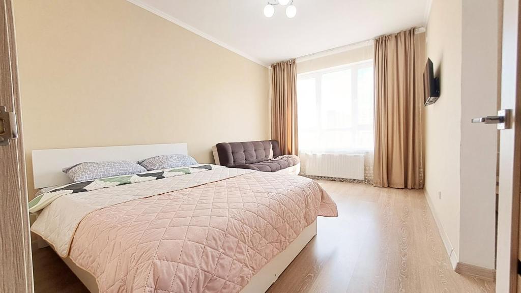 Postel nebo postele na pokoji v ubytování Алтын Шар 11 Квартира 1-комн в районе Хан-Шатыра