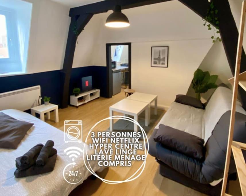 1 Schlafzimmer mit 2 Betten und einem Schreibtisch in einem Zimmer in der Unterkunft La Maison Sévigné - Appart Hôtel - N°5 in Béthune