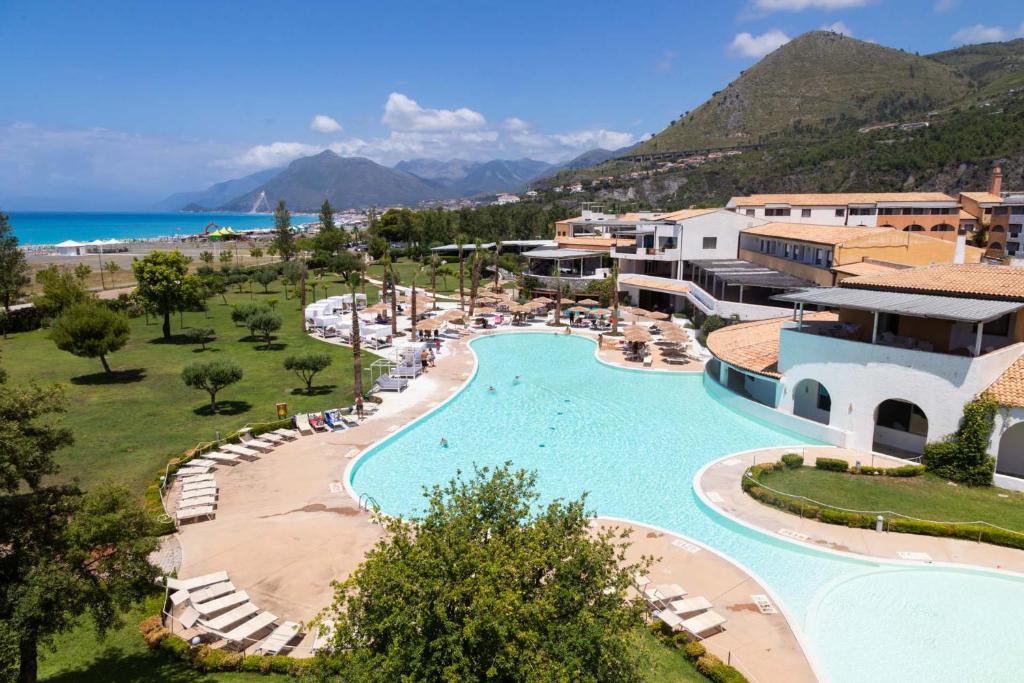 プラーイア・ア・マーレにあるBorgo di Fiuzzi Resort & SPAのスイミングプール付きのリゾートの空中ビュー