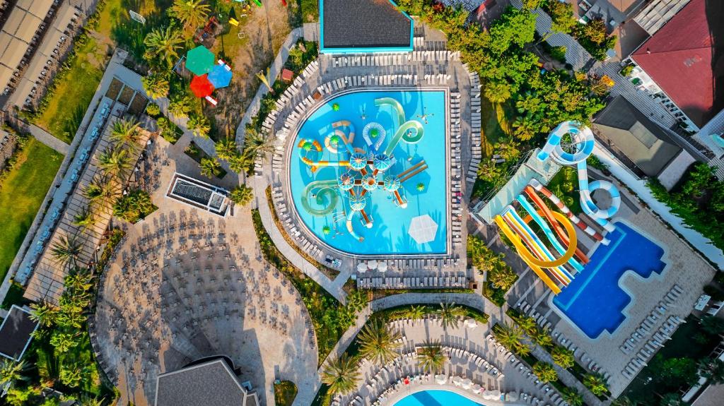 Bazén v ubytování Seaden Sea Planet Resort & Spa nebo v jeho okolí
