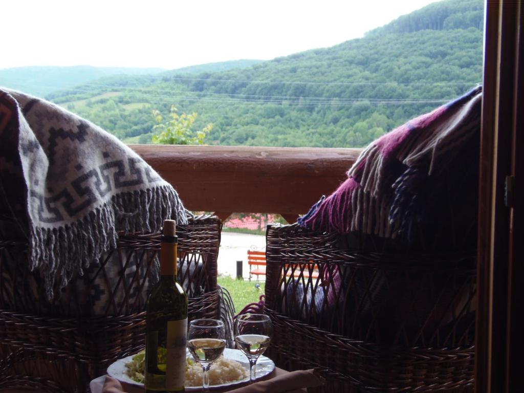 Tourist complex Karina في بوليانا: طاولة مع زجاجتين من النبيذ وكأسين