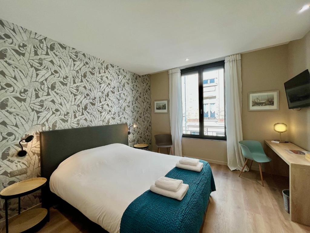 um quarto com uma cama com duas toalhas em Le Five Tellier - Monkey em Reims