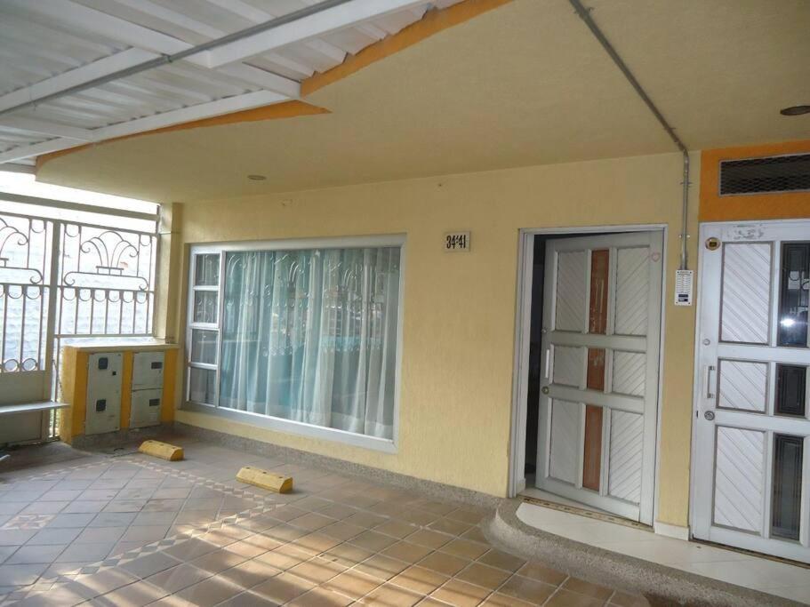 een lege kamer met een deur en een raam bij Apartamento amoblado Neiva¡! capacidad 2 personas in Neiva