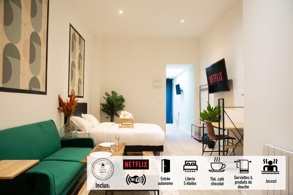 un salon avec un canapé vert et un lit dans l'établissement NG SuiteHome - Lille I Roubaix Barbieux I Croix - Balnéo - Relax area - Netflix - Wifi - Kitchenette, à Roubaix