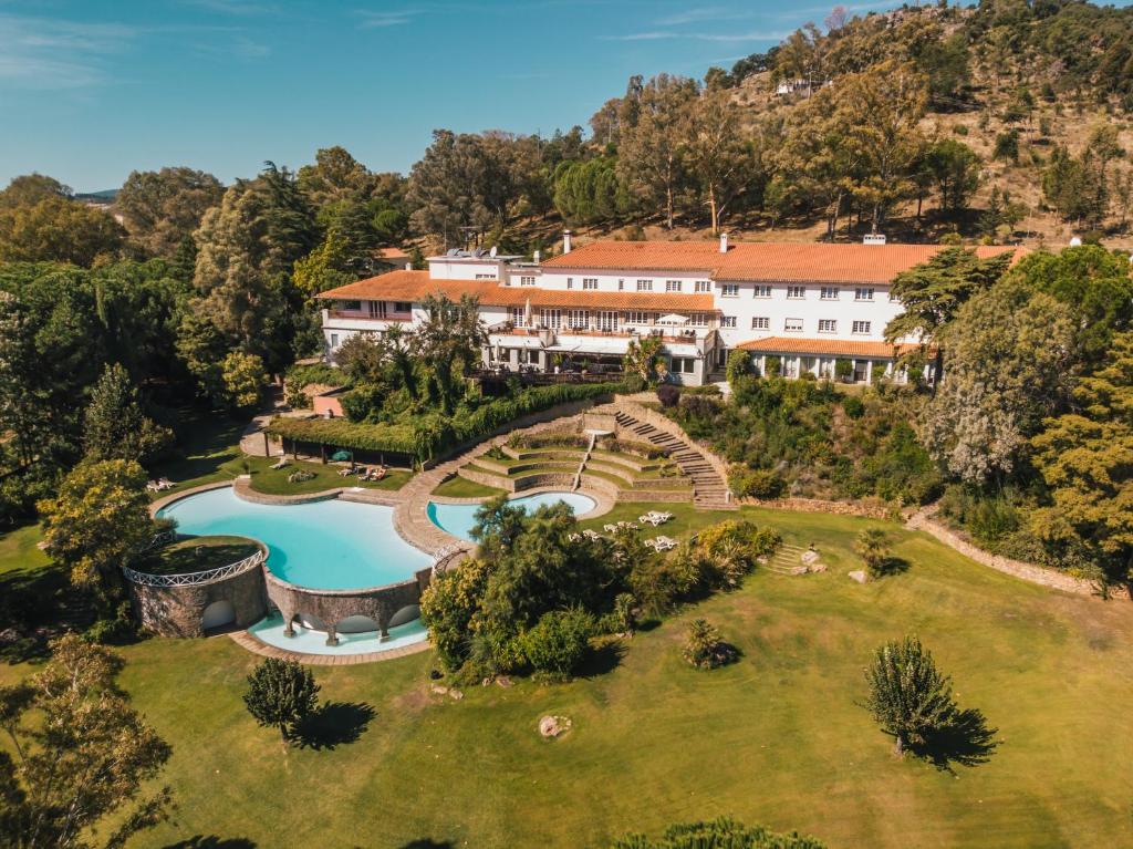 - une vue aérienne sur une maison avec une piscine dans l'établissement Hotel Fonte Santa, à Monfortinho