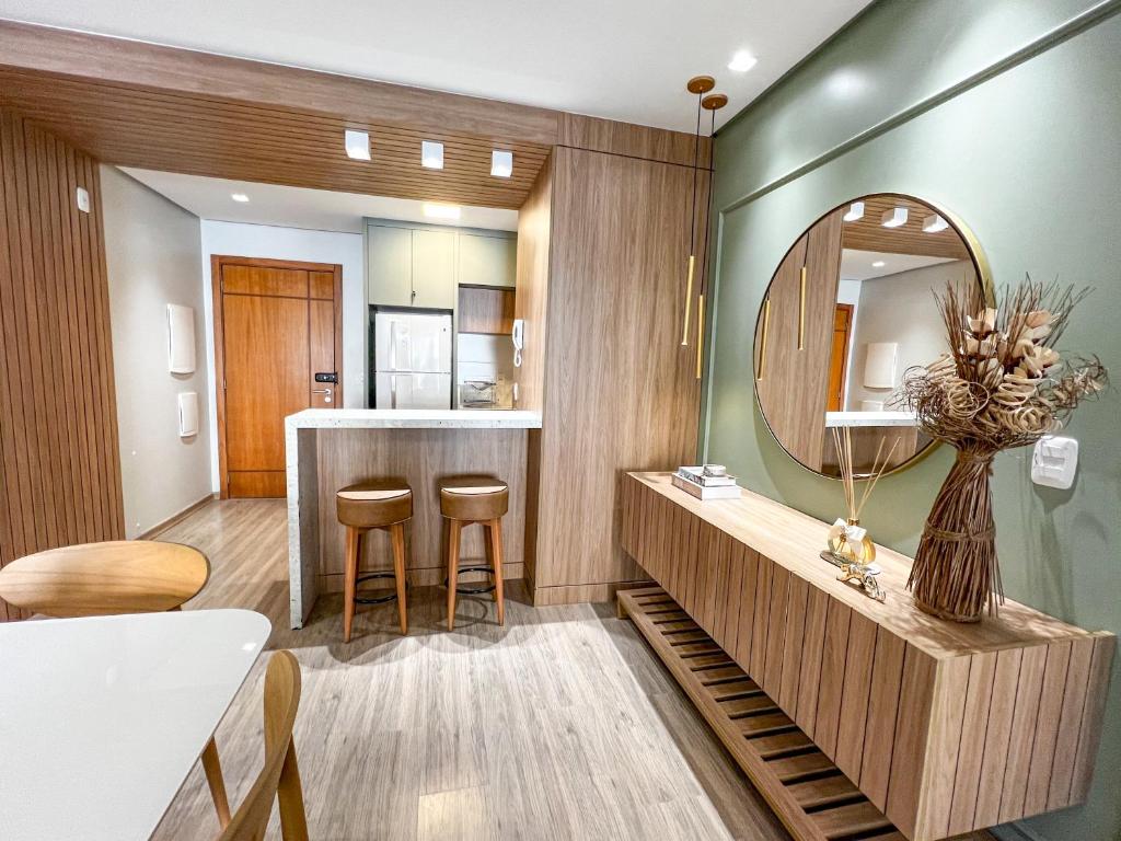 Katil atau katil-katil dalam bilik di Apto moderno com lareira, piscina aquecida e infra completo em Gramado