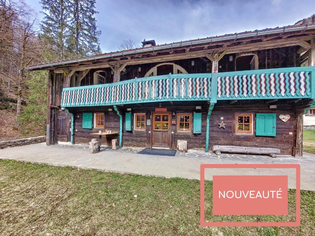 een oud huis met een bord ervoor bij Chalet Ardent Montriond 8 personnes in Montriond