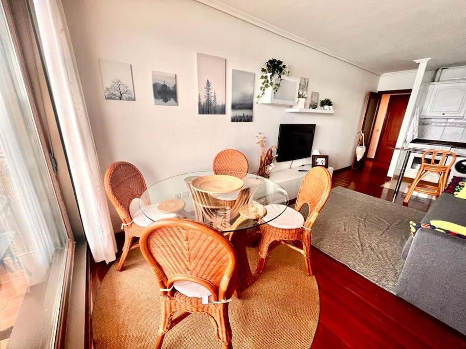 Apartamentos Apartamento en primera línea de playa en Cuchía, Cantabria