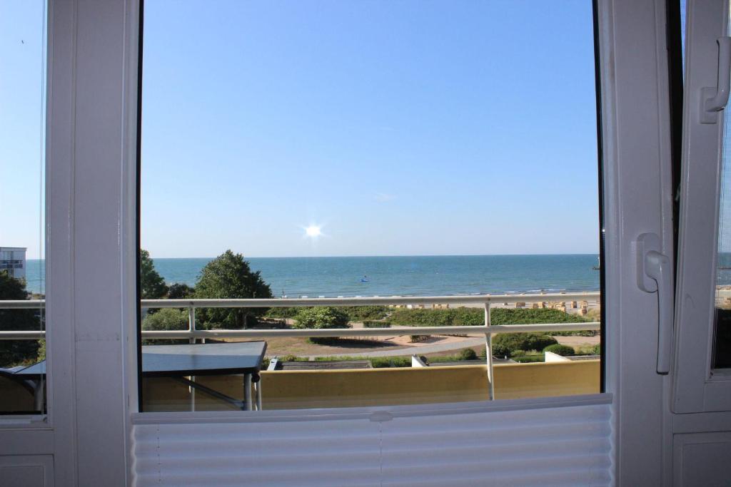 uma vista para a praia a partir de uma varanda em BTSD59302-FeWo-Stranddistel-IV em Burgtiefe auf Fehmarn 